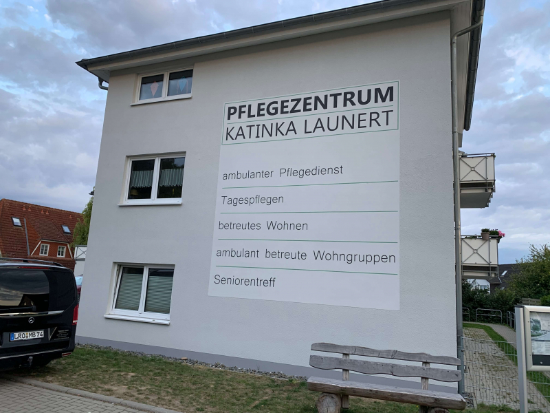 Fassadenbeschriftung Pflegezentrum Launert